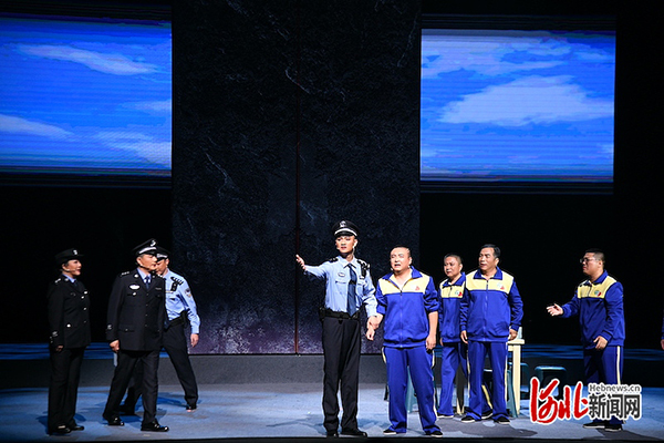 小剧场戏剧《青春不“毒”行》在石家庄上演